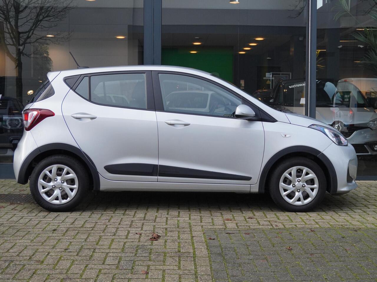 Hyundai I 10 1.0i Comfort 5p. AUTOMAAT / 26.000KM!! / 1E EIGENAAR / DEALER ONDERHOUDEN / NAVI / SMART PACK / PDC A / AIRCO / BLUETOOTH / DAB / APPLE CARPLAY / ANDROID AUTO / 14''