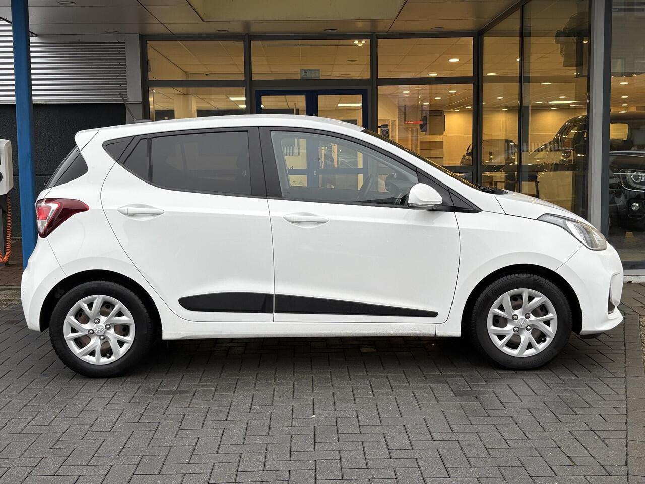 Hyundai I 10 1.0i Premium | Stoelverwarming | Cruise Control | Parkeersensoren | Navigatie & Carplay |