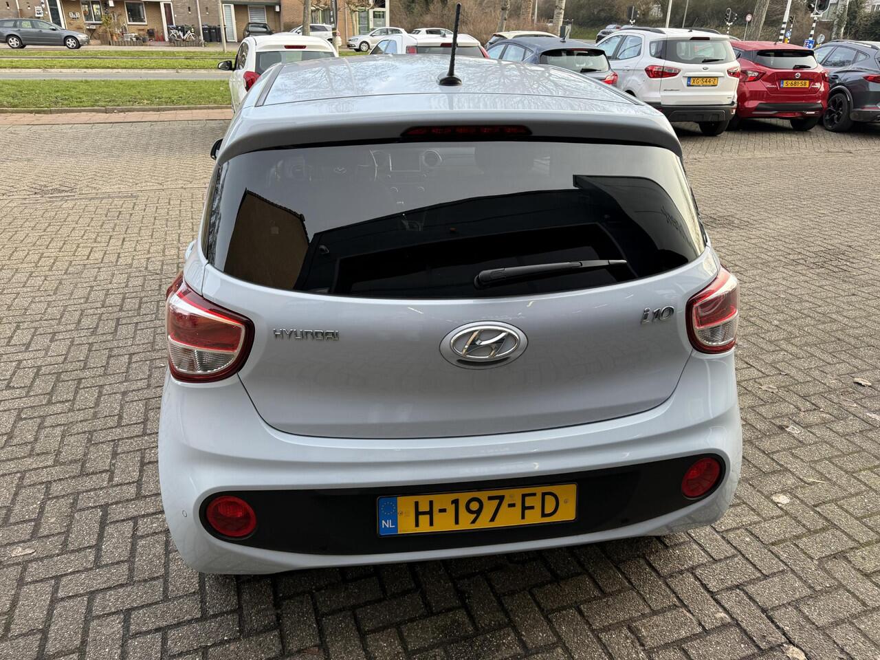 Hyundai I 10 1.0i Premium / Airco/ Navigatie/ Cruise/ Apple carplay/ Stoelverwarming/ PDC/ LED
