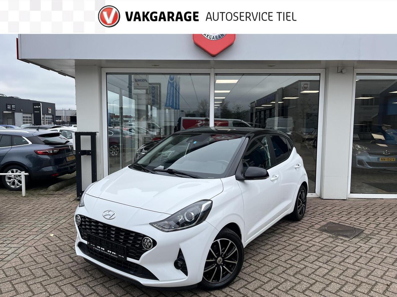 Hyundai I 10 1.0 Comfort Smart 5-zits Automaat Bi-tone wit met zwart dak, Apple CarPlay/Android Auto, navigatie, achteruitrij camera, cruise control, parkeersensoren achter,
