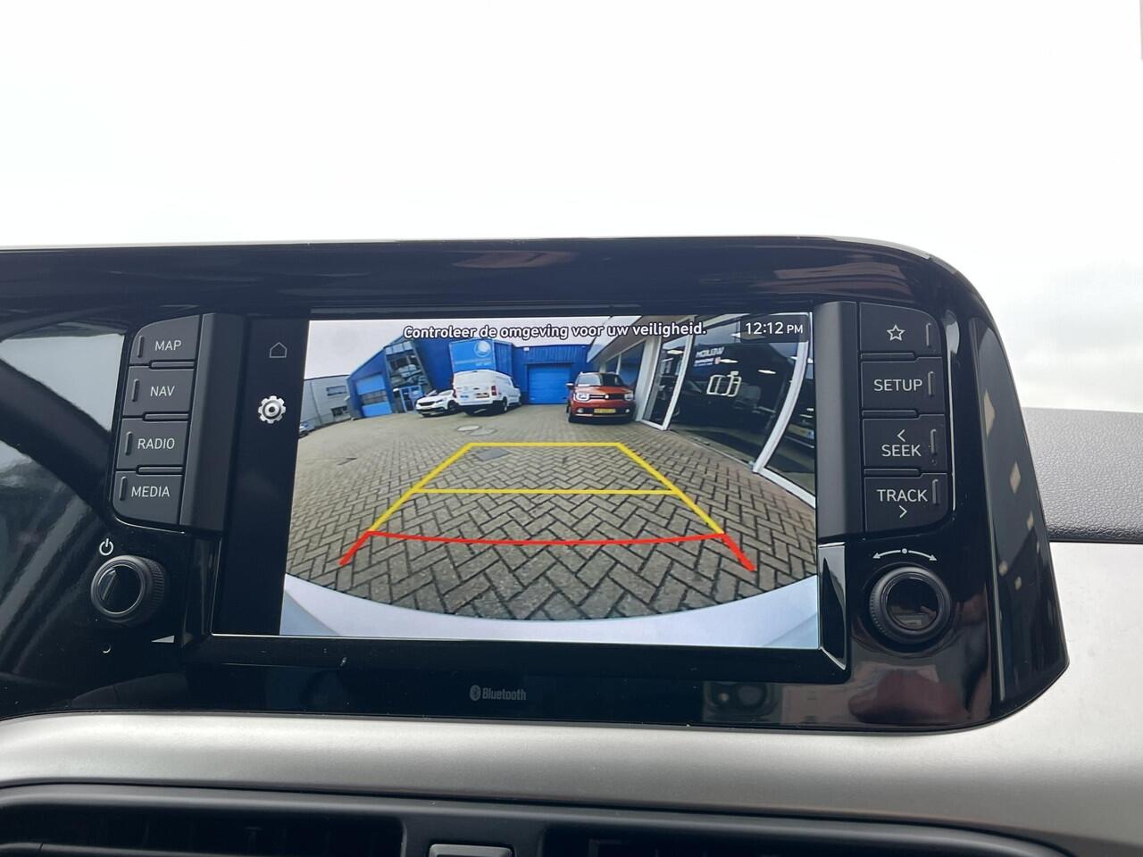 Hyundai I 10 1.0 Comfort Smart 5-zits Automaat Bi-tone wit met zwart dak, Apple CarPlay/Android Auto, navigatie, achteruitrij camera, cruise control, parkeersensoren achter,
