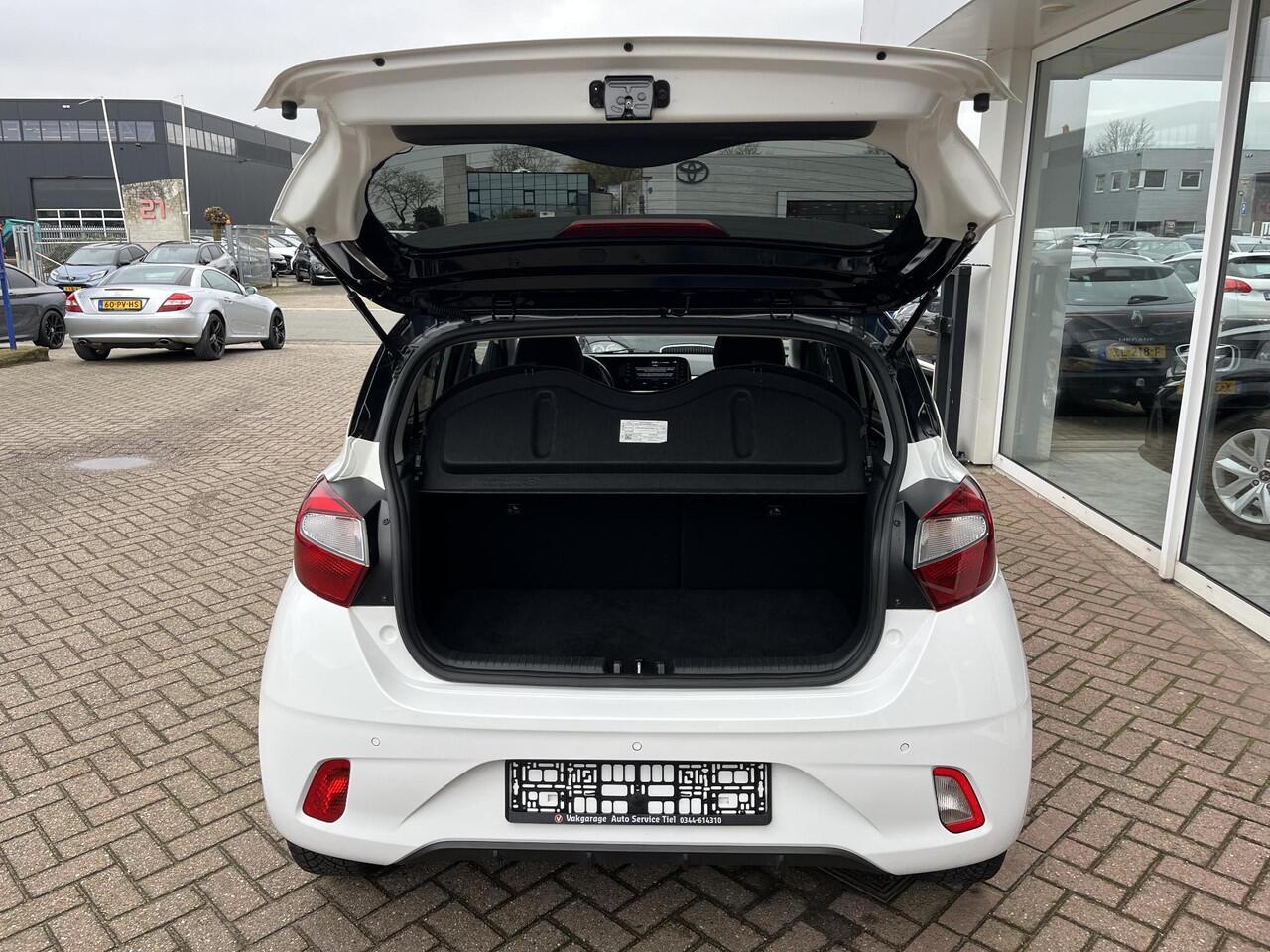 Hyundai I 10 1.0 Comfort Smart 5-zits Automaat Bi-tone wit met zwart dak, Apple CarPlay/Android Auto, navigatie, achteruitrij camera, cruise control, parkeersensoren achter,