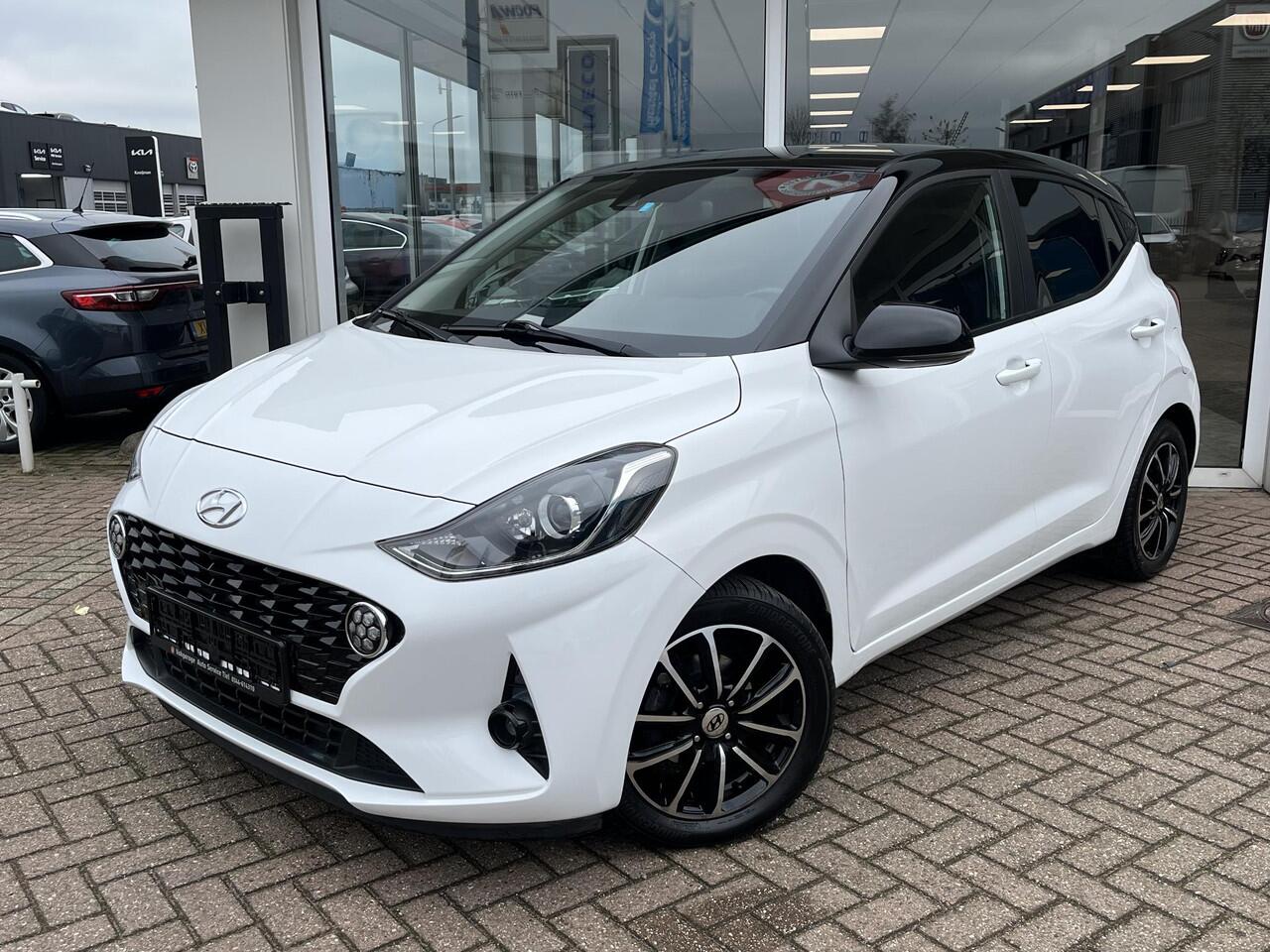 Hyundai I 10 1.0 Comfort Smart 5-zits Automaat Bi-tone wit met zwart dak, Apple CarPlay/Android Auto, navigatie, achteruitrij camera, cruise control, parkeersensoren achter,