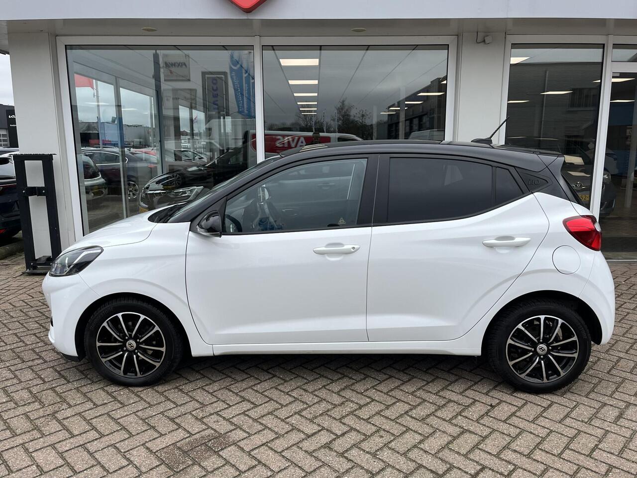 Hyundai I 10 1.0 Comfort Smart 5-zits Automaat Bi-tone wit met zwart dak, Apple CarPlay/Android Auto, navigatie, achteruitrij camera, cruise control, parkeersensoren achter,