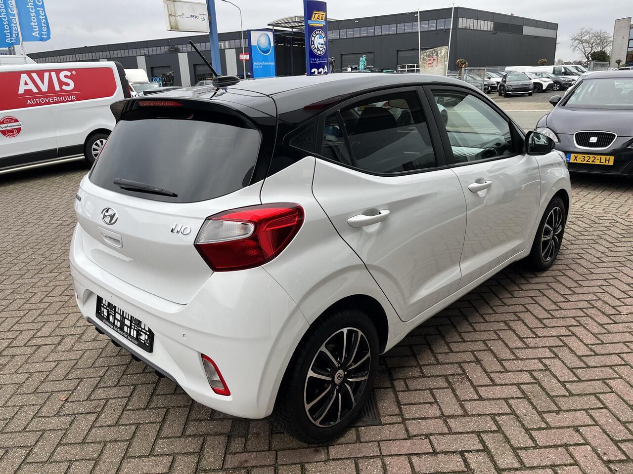 Hyundai I 10 1.0 Comfort Smart 5-zits Automaat Bi-tone wit met zwart dak, Apple CarPlay/Android Auto, navigatie, achteruitrij camera, cruise control, parkeersensoren achter,