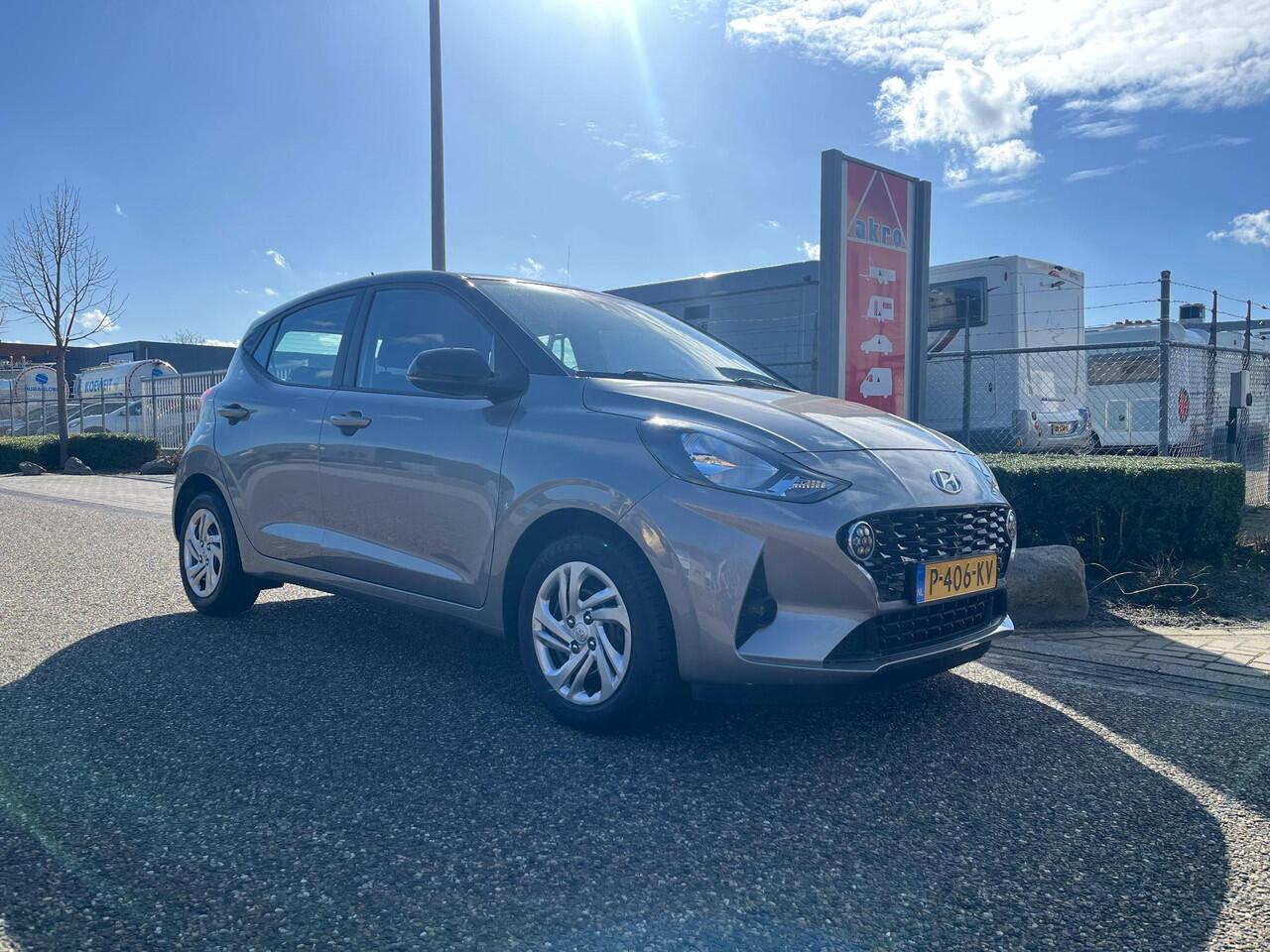 Hyundai I 10 1.0 Premium Zwart Dak | Camera | Carplay | Cruise | Two-Tone | Armsteun voor | NAVI
