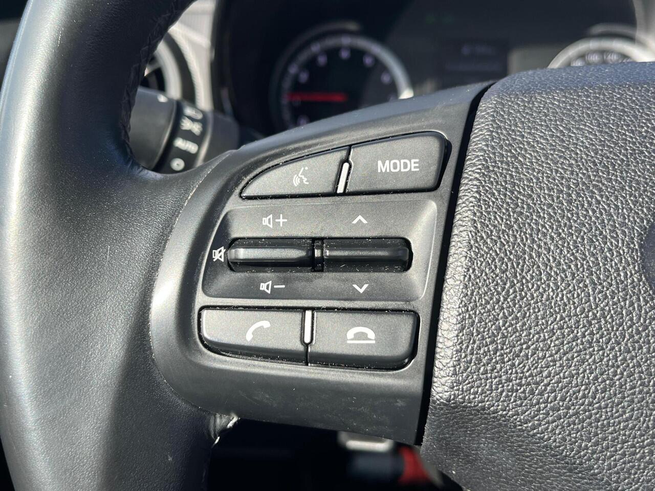 Hyundai I 10 1.0 Premium Zwart Dak | Camera | Carplay | Cruise | Two-Tone | Armsteun voor | NAVI