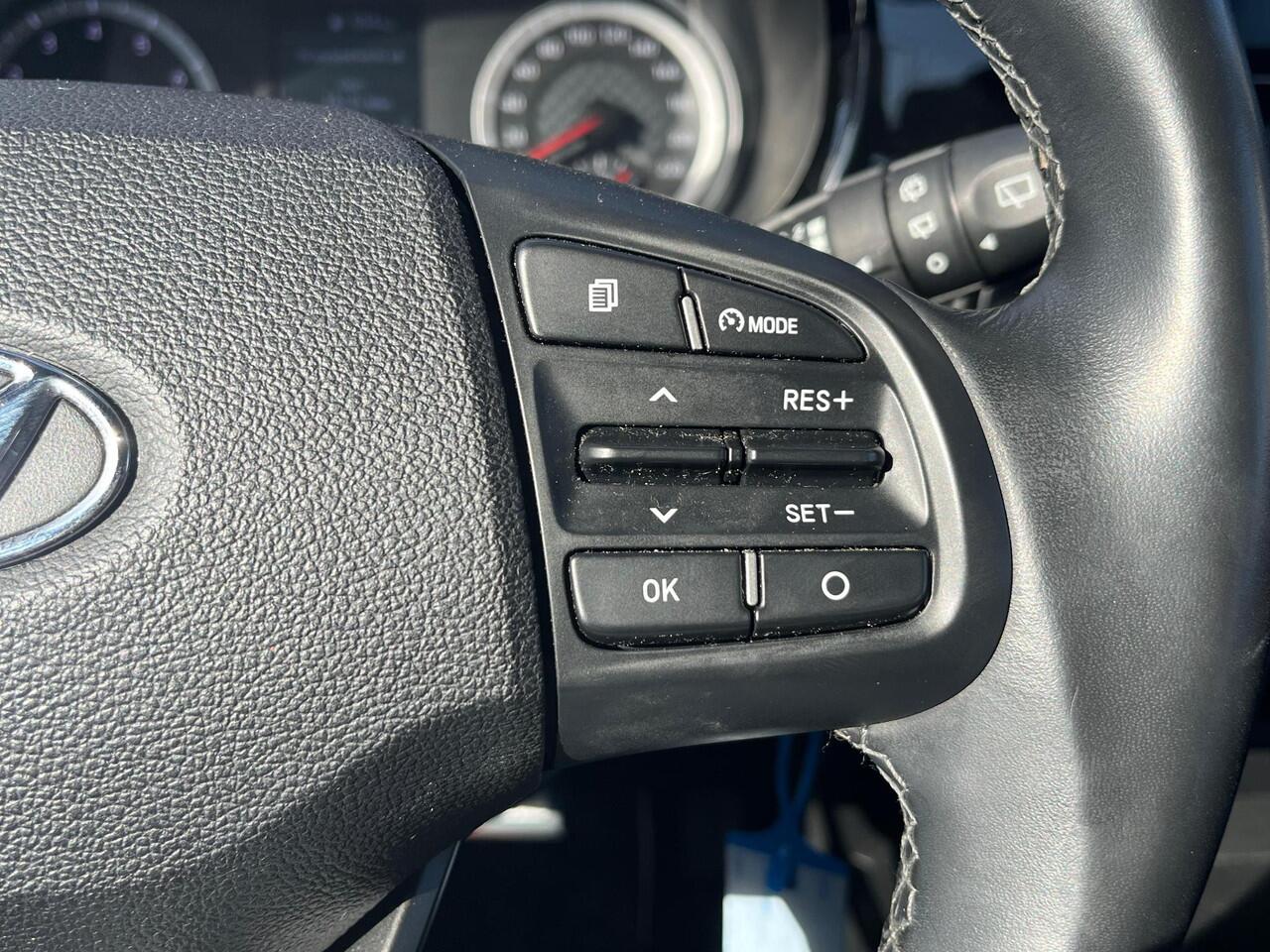 Hyundai I 10 1.0 Premium Zwart Dak | Camera | Carplay | Cruise | Two-Tone | Armsteun voor | NAVI