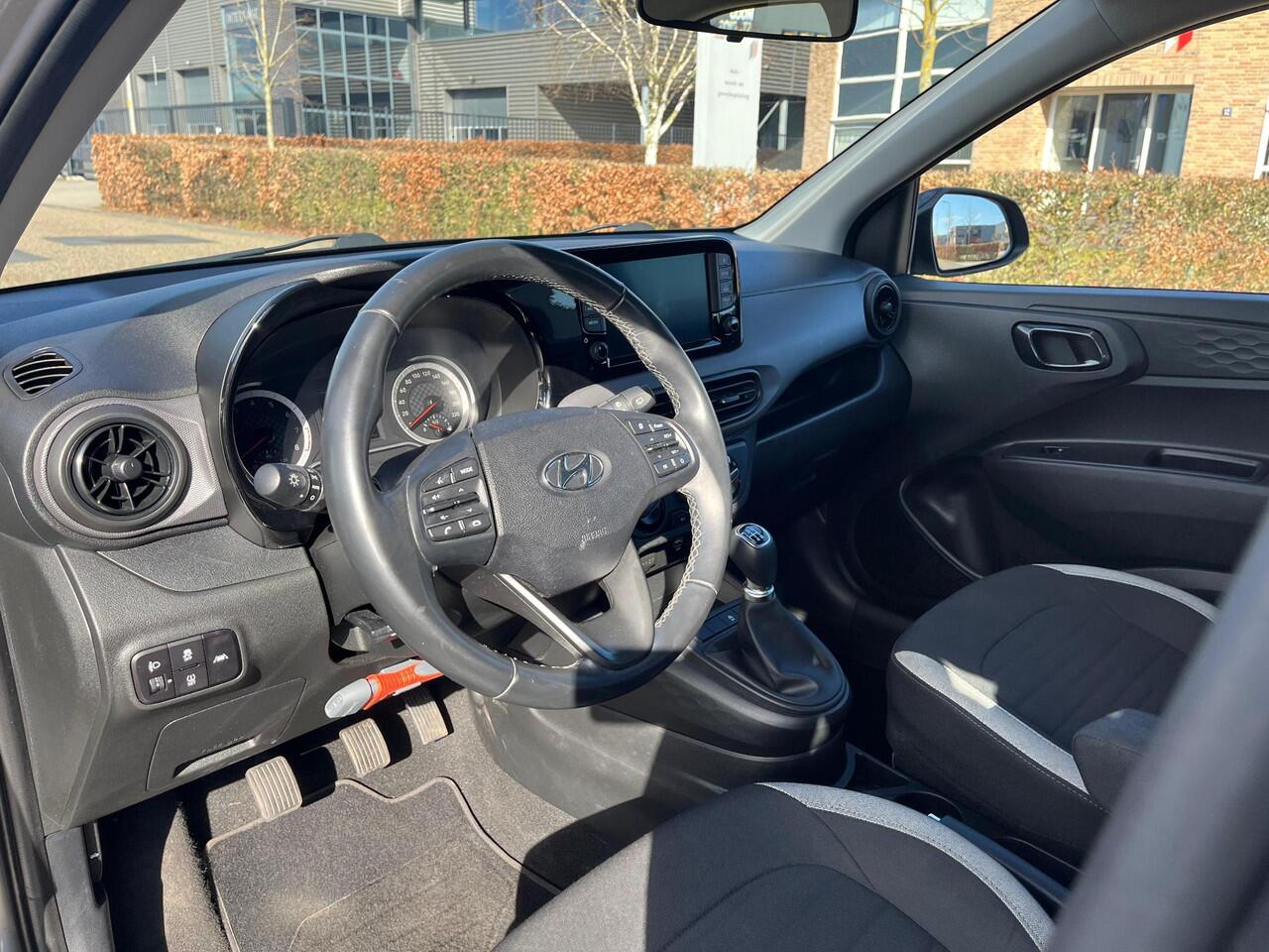 Hyundai I 10 1.0 Premium Zwart Dak | Camera | Carplay | Cruise | Two-Tone | Armsteun voor | NAVI