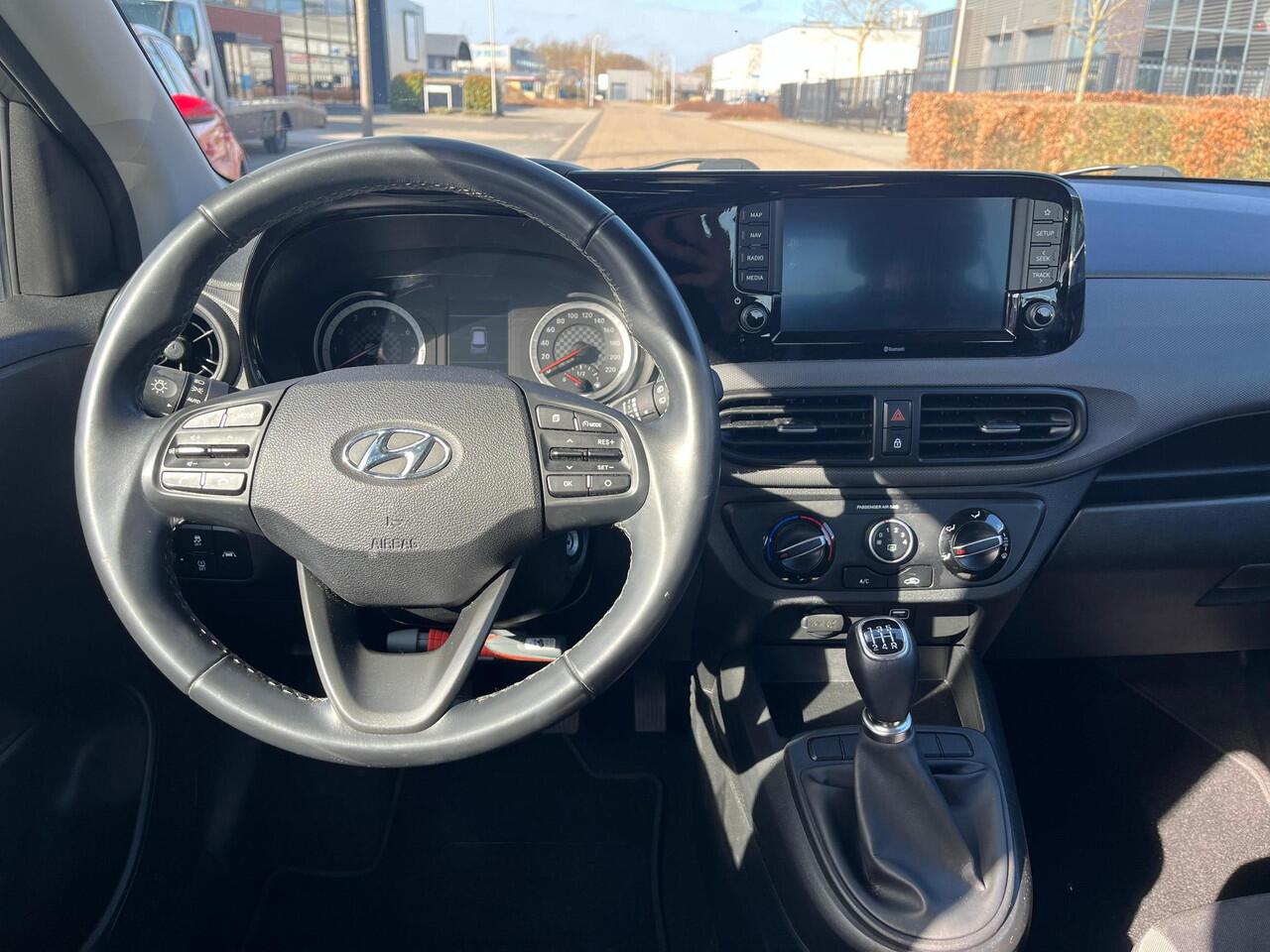 Hyundai I 10 1.0 Premium Zwart Dak | Camera | Carplay | Cruise | Two-Tone | Armsteun voor | NAVI