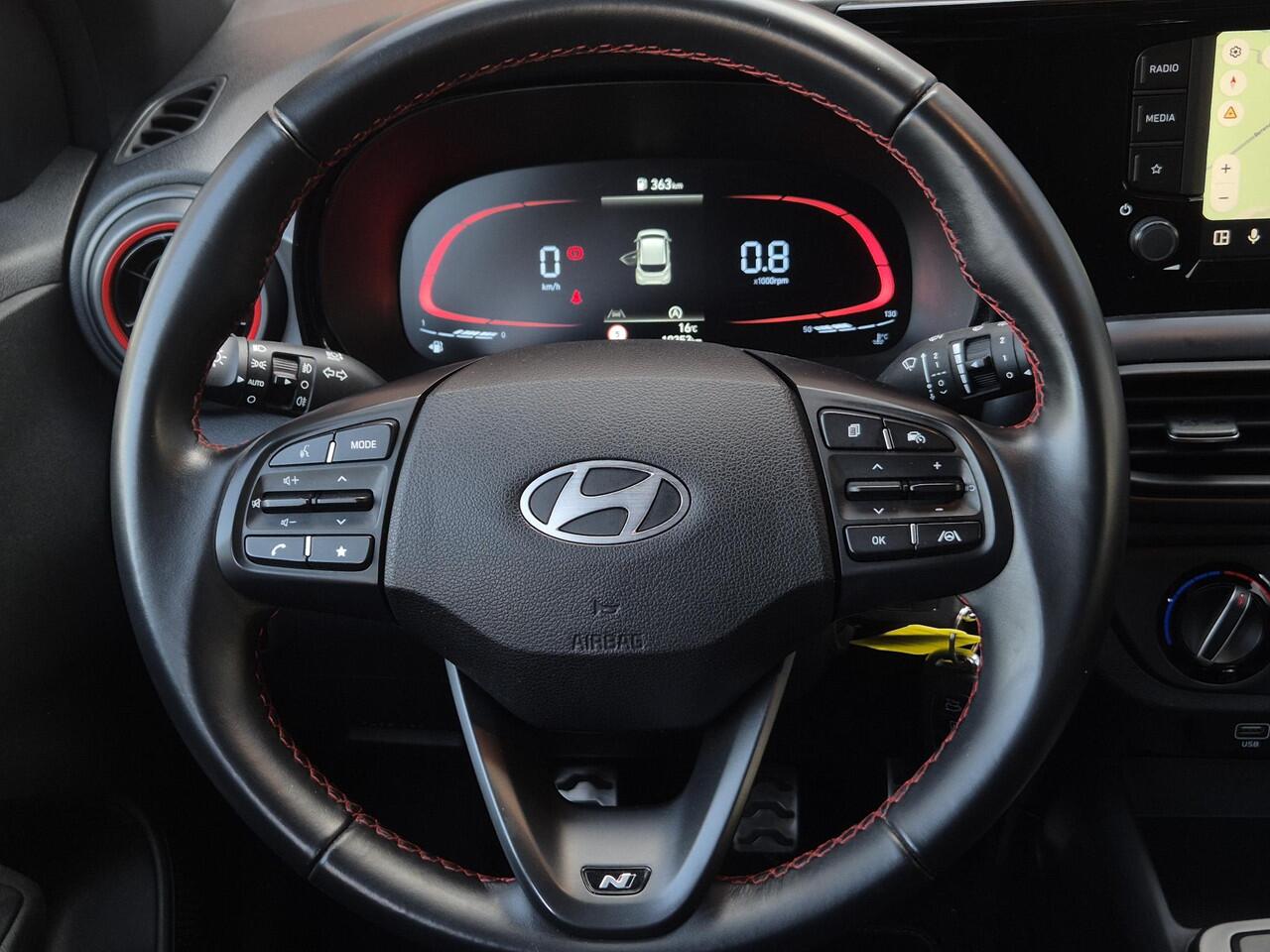 Hyundai I 10 1.0 T-GDI N Line 5-zits 101pk Handgeschakeld / Nieuw Model / Fabrieksgarantie tot 06-2028 / Dealer onderhouden / Cruise control / Airco / Navigatie via Apple Carplay of Android Auto / Parkeersensoren achter /
