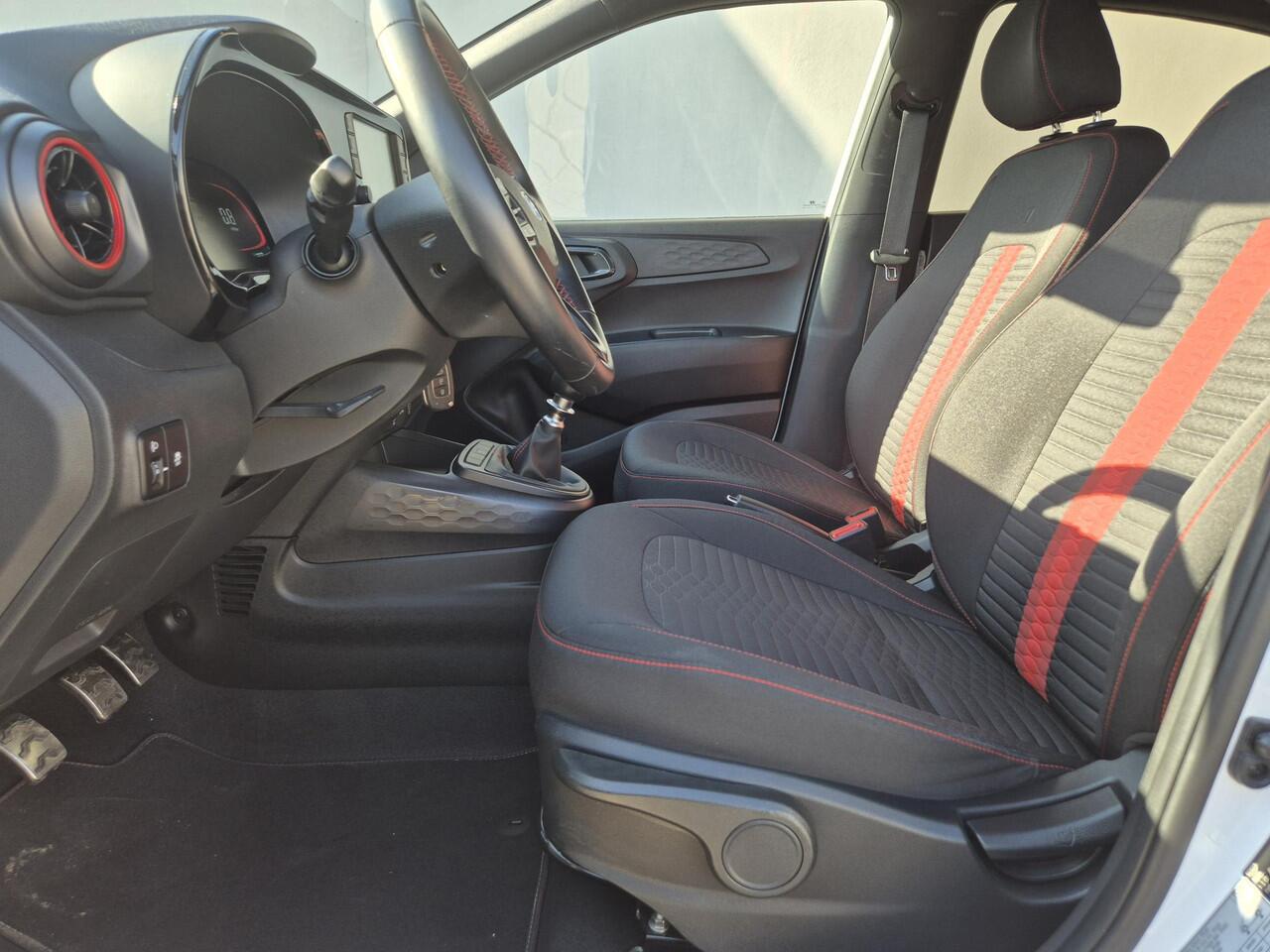 Hyundai I 10 1.0 T-GDI N Line 5-zits 101pk Handgeschakeld / Nieuw Model / Fabrieksgarantie tot 06-2028 / Dealer onderhouden / Cruise control / Airco / Navigatie via Apple Carplay of Android Auto / Parkeersensoren achter /