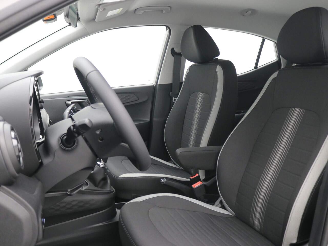 Hyundai I 10 1.0 Comfort Smart / Navigatie / Cruise Control / Airco / LED dagrijverlichting / Achteruitrijcamera / Parkeersensoren achter / Fabrieksgarantie t/m 25-01-2030 /