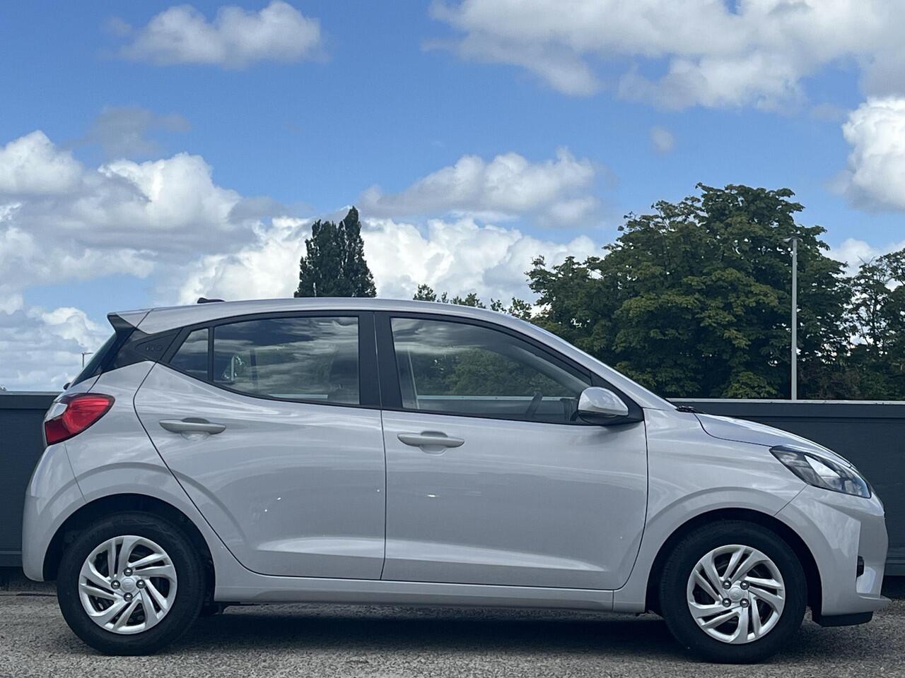 Hyundai I 10 1.0 67PK Comfort Smart 5-zits Automaat | Direct leverbaar | Camera | Geïntegreerde navigatiesysteem | Fabrieksgarantie 05-2030 |