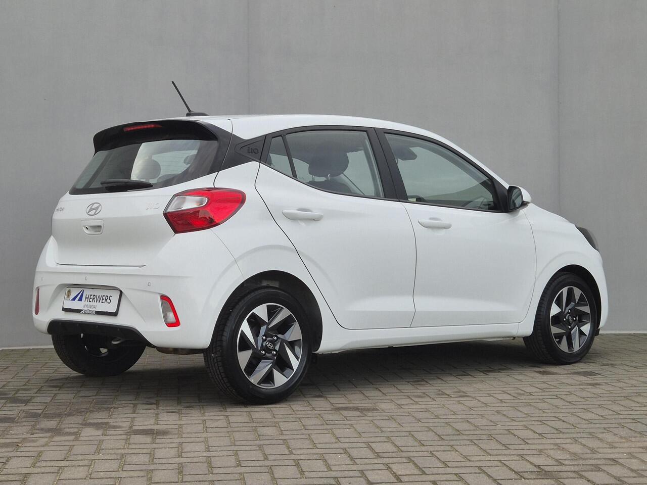 Hyundai I 10 1.0 Comfort Smart 5-zits Automaat / Fabrieksgarantie tot 04-2030 / Dealer onderhouden / Apple Carplay Android Auto / Achteruitrijcamera / Airco / Cruise control / Parkeersensoren achter / Navigatie /