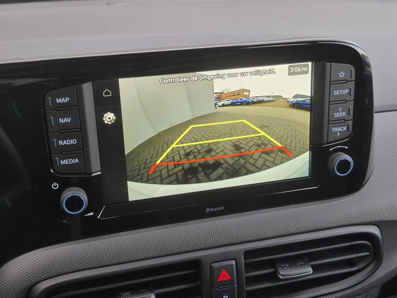 Hyundai I 10 1.0 Comfort Smart 5-zits Automaat / Fabrieksgarantie tot 04-2030 / Dealer onderhouden / Apple Carplay Android Auto / Achteruitrijcamera / Airco / Cruise control / Parkeersensoren achter / Navigatie /