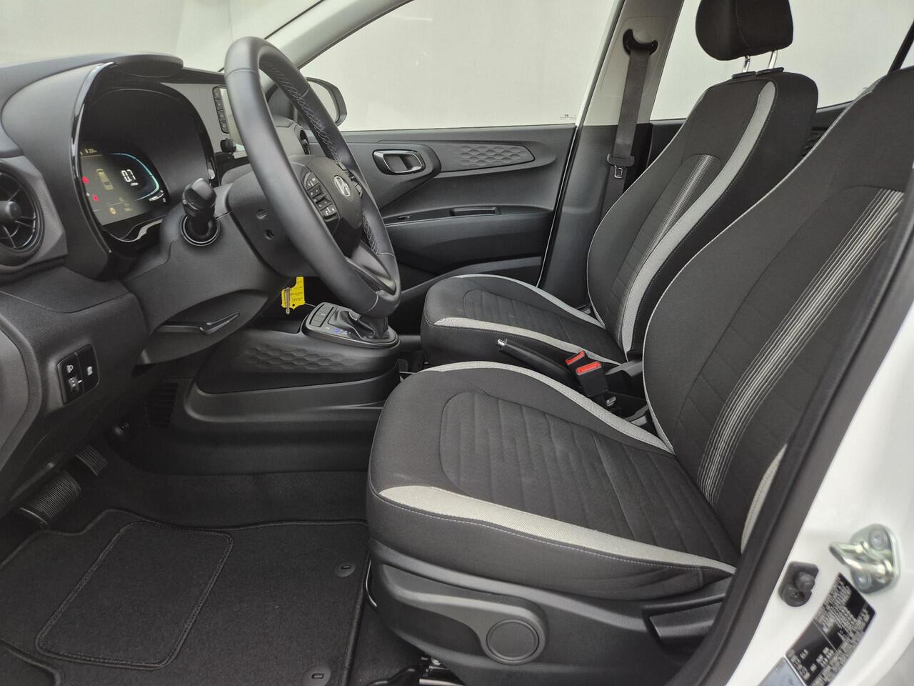 Hyundai I 10 1.0 Comfort Smart 5-zits Automaat / Fabrieksgarantie tot 04-2030 / Dealer onderhouden / Apple Carplay Android Auto / Achteruitrijcamera / Airco / Cruise control / Parkeersensoren achter / Navigatie /