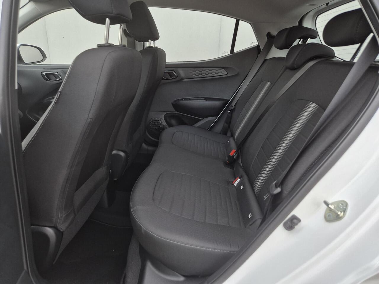 Hyundai I 10 1.0 Comfort Smart 5-zits Automaat / Fabrieksgarantie tot 04-2030 / Dealer onderhouden / Apple Carplay Android Auto / Achteruitrijcamera / Airco / Cruise control / Parkeersensoren achter / Navigatie /
