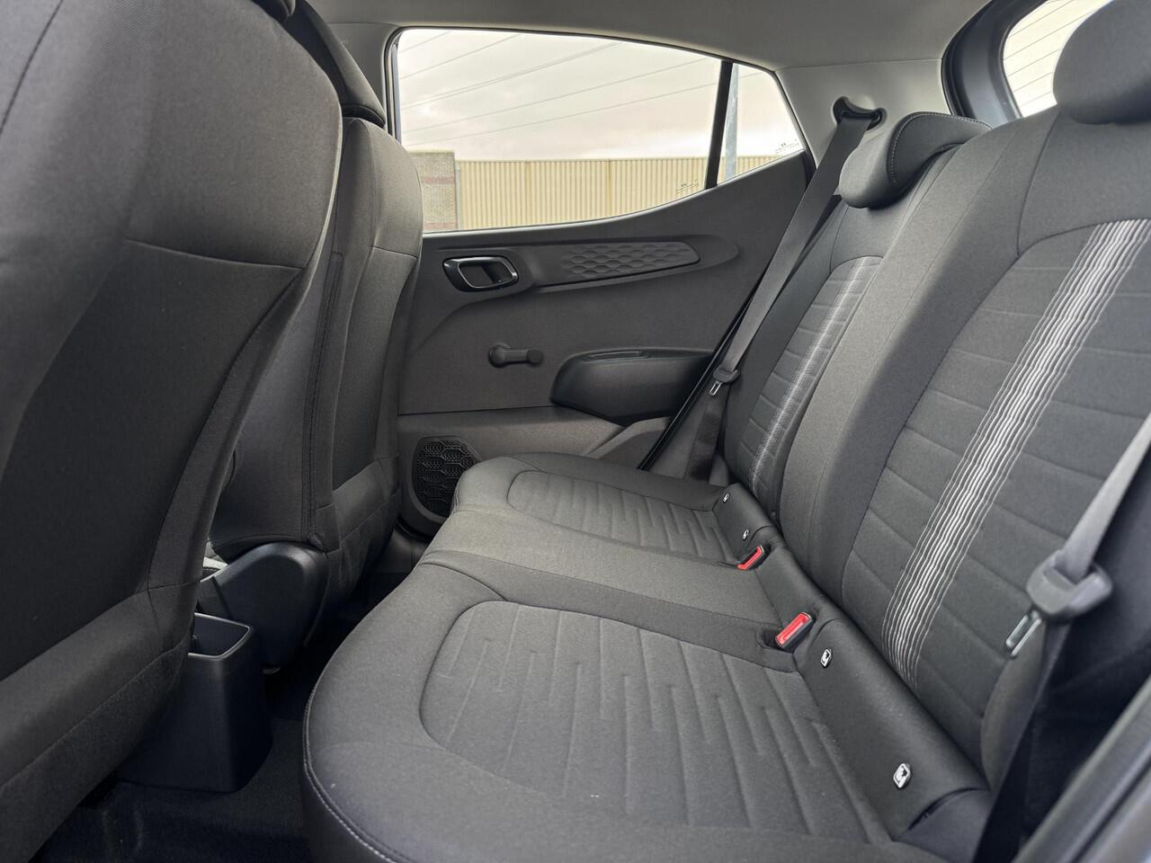 Hyundai I 10 1.0 Comfort Smart | Airco | Achteruitrijcamera | Lederen stuurwiel | Active lane-keeping | Navigatie | Apple carplay/ Android auto |