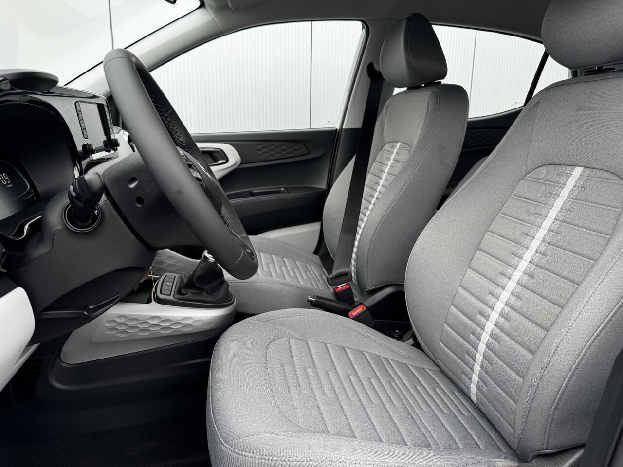 Hyundai I 10 1.0 Premium / uit voorraad leverbaar / Rijklaar incl ¤ 1500 korting voor ¤ 22.619 / Climate Control / Navigatie / Cruise Control / Achteruitrijcamera en parkeersensoren /