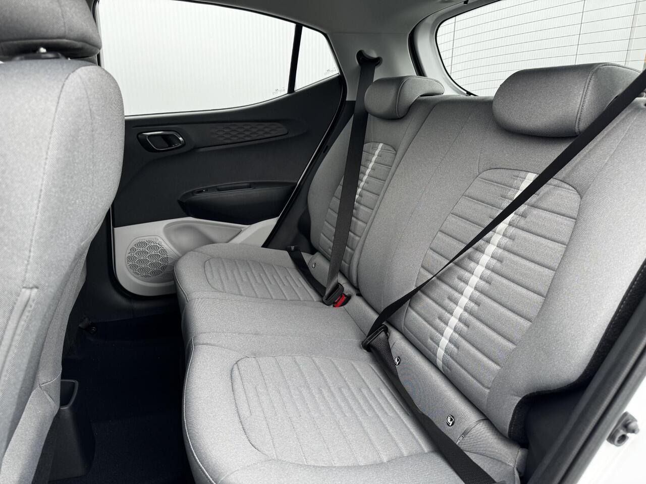 Hyundai I 10 1.0 Premium / uit voorraad leverbaar / Rijklaar incl ¤ 1500 korting voor ¤ 22.619 / Climate Control / Navigatie / Cruise Control / Achteruitrijcamera en parkeersensoren /