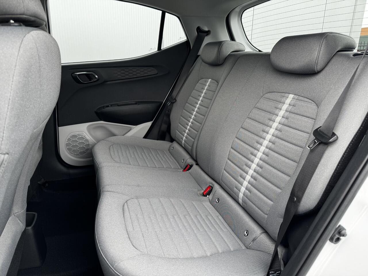 Hyundai I 10 1.0 Premium / uit voorraad leverbaar / Rijklaar incl ¤ 1500 korting voor ¤ 22.619 / Climate Control / Navigatie / Cruise Control / Achteruitrijcamera en parkeersensoren /