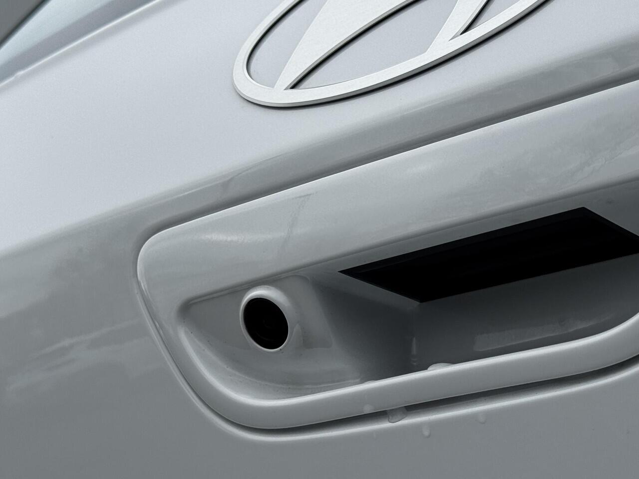 Hyundai I 10 1.0 Premium / uit voorraad leverbaar / Rijklaar incl ¤ 1500 korting voor ¤ 22.619 / Climate Control / Navigatie / Cruise Control / Achteruitrijcamera en parkeersensoren /