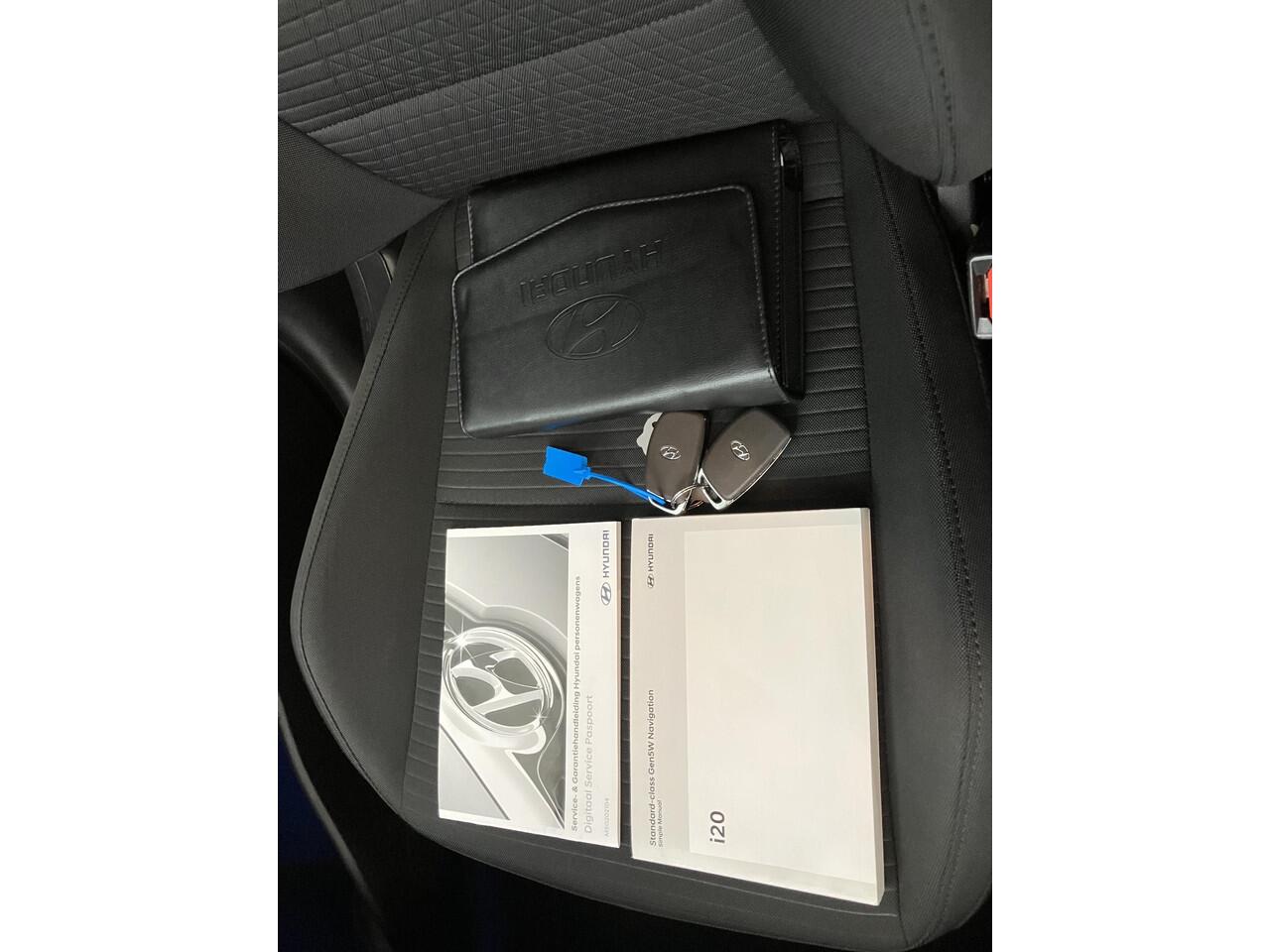 Hyundai I 20 1.0 T-GDI Premium / Navigatie / Camera / Stoel- en Stuurverwarming / Adaptive Cruise Control / BOSE Audio / Climate Control / LED Verlichting / Digitaal Dashboard /