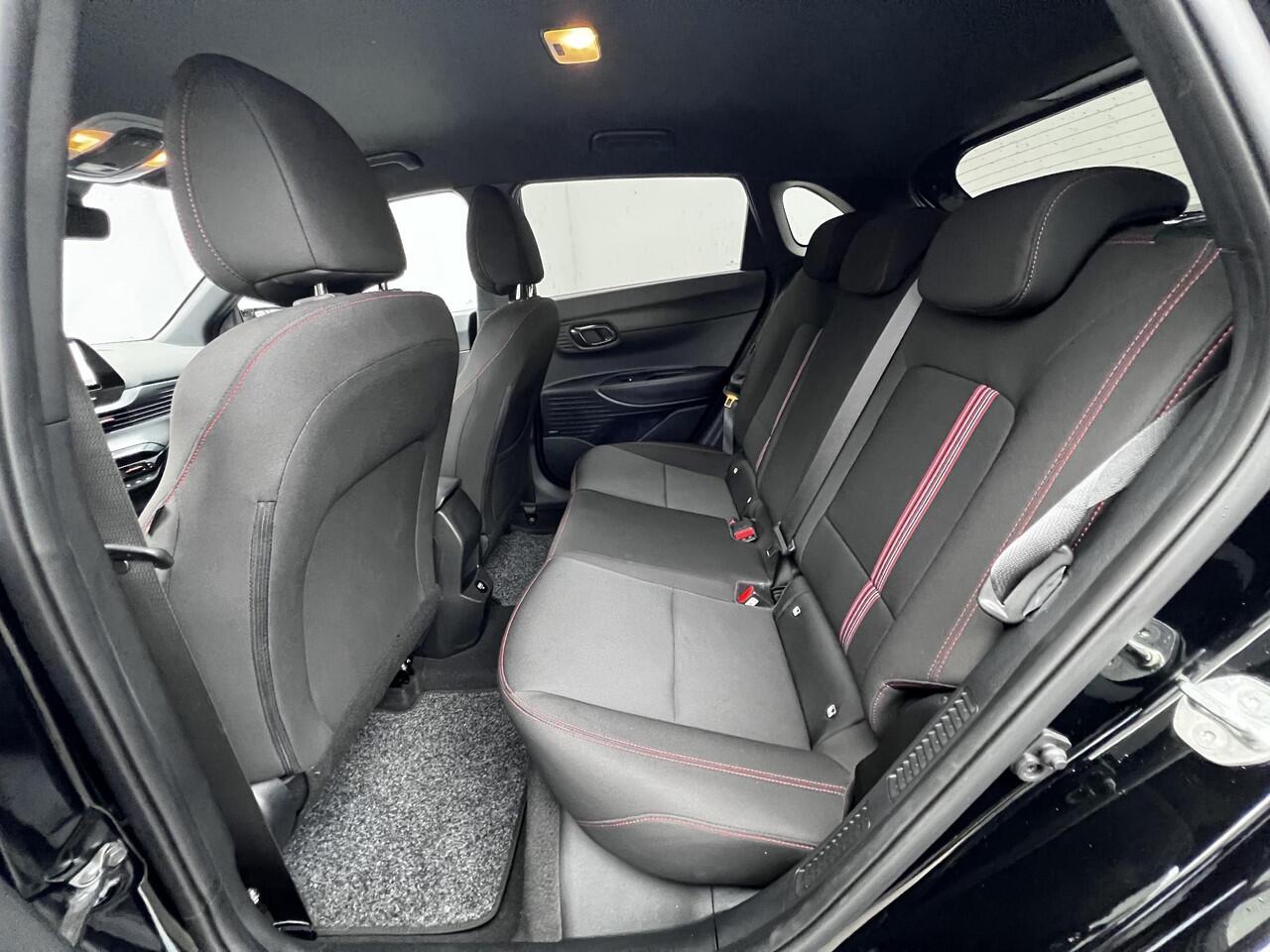 Hyundai I 20 1.0 T-GDI N Line 100 pk / Fabrieksgarantie tot 09-2027 / Navigatie / Apple Carplay Android / Stuur- en stoelverwarming / 17" LM wielen / Winterwielenset tegen meerprijs ¤ 499 /