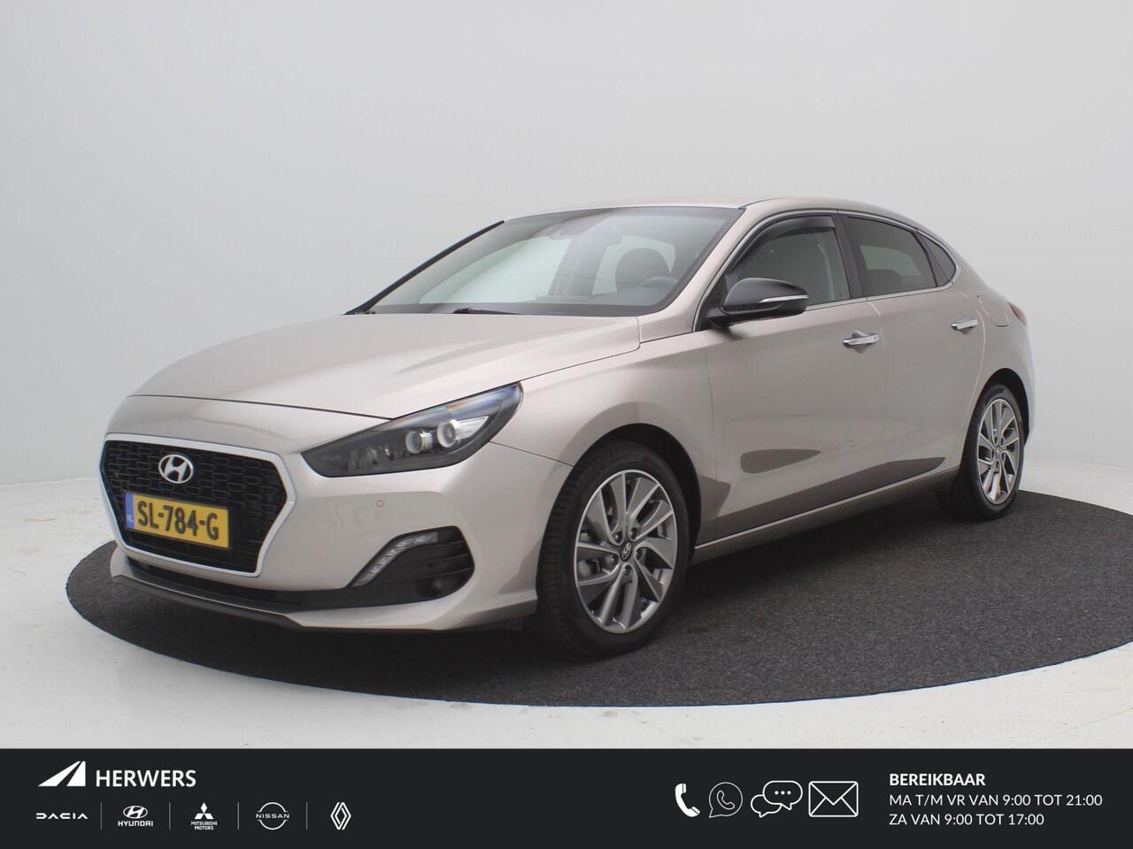 Hyundai I 30 Fastback 1.4 T-GDI 140PK Premium / Navigatie / Cruise Control / 17" LMV / Airco Climate Control / Keyless Entry & Start&Go / Dealer onderhouden / LED /