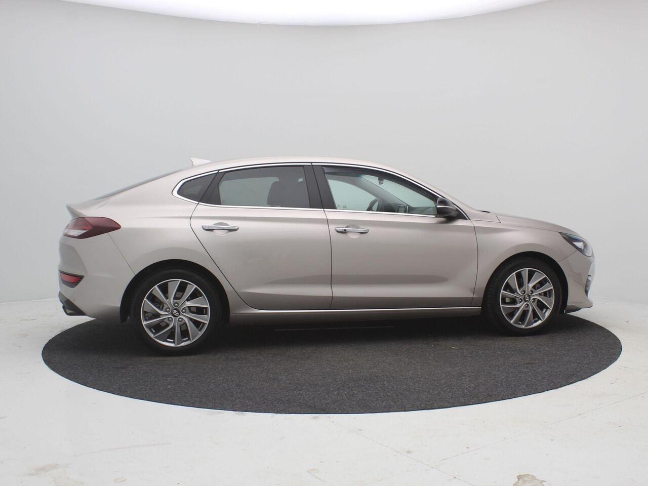 Hyundai I 30 Fastback 1.4 T-GDI 140PK Premium / Navigatie / Cruise Control / 17" LMV / Airco Climate Control / Keyless Entry & Start&Go / Dealer onderhouden / LED /