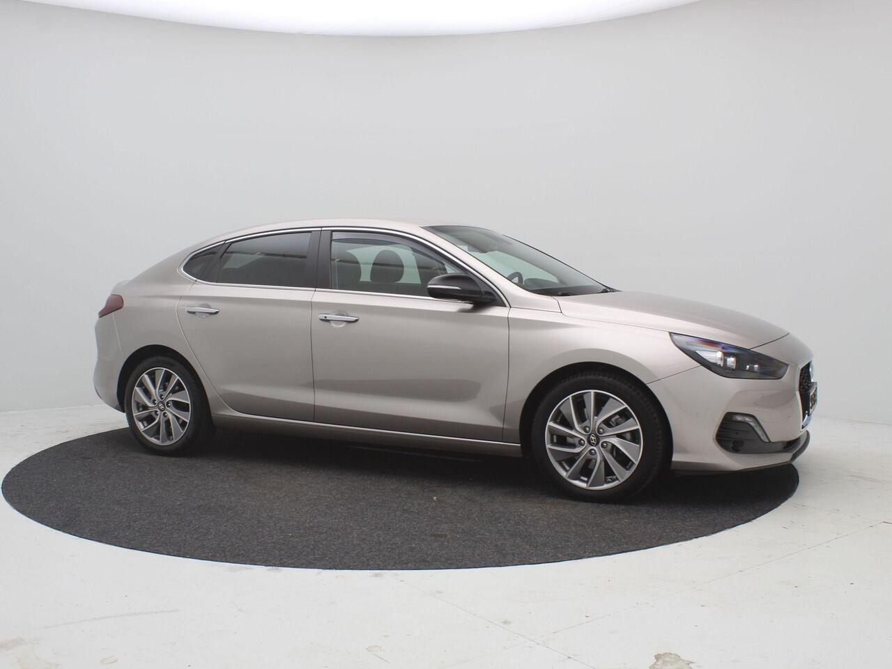 Hyundai I 30 Fastback 1.4 T-GDI 140PK Premium / Navigatie / Cruise Control / 17" LMV / Airco Climate Control / Keyless Entry & Start&Go / Dealer onderhouden / LED /