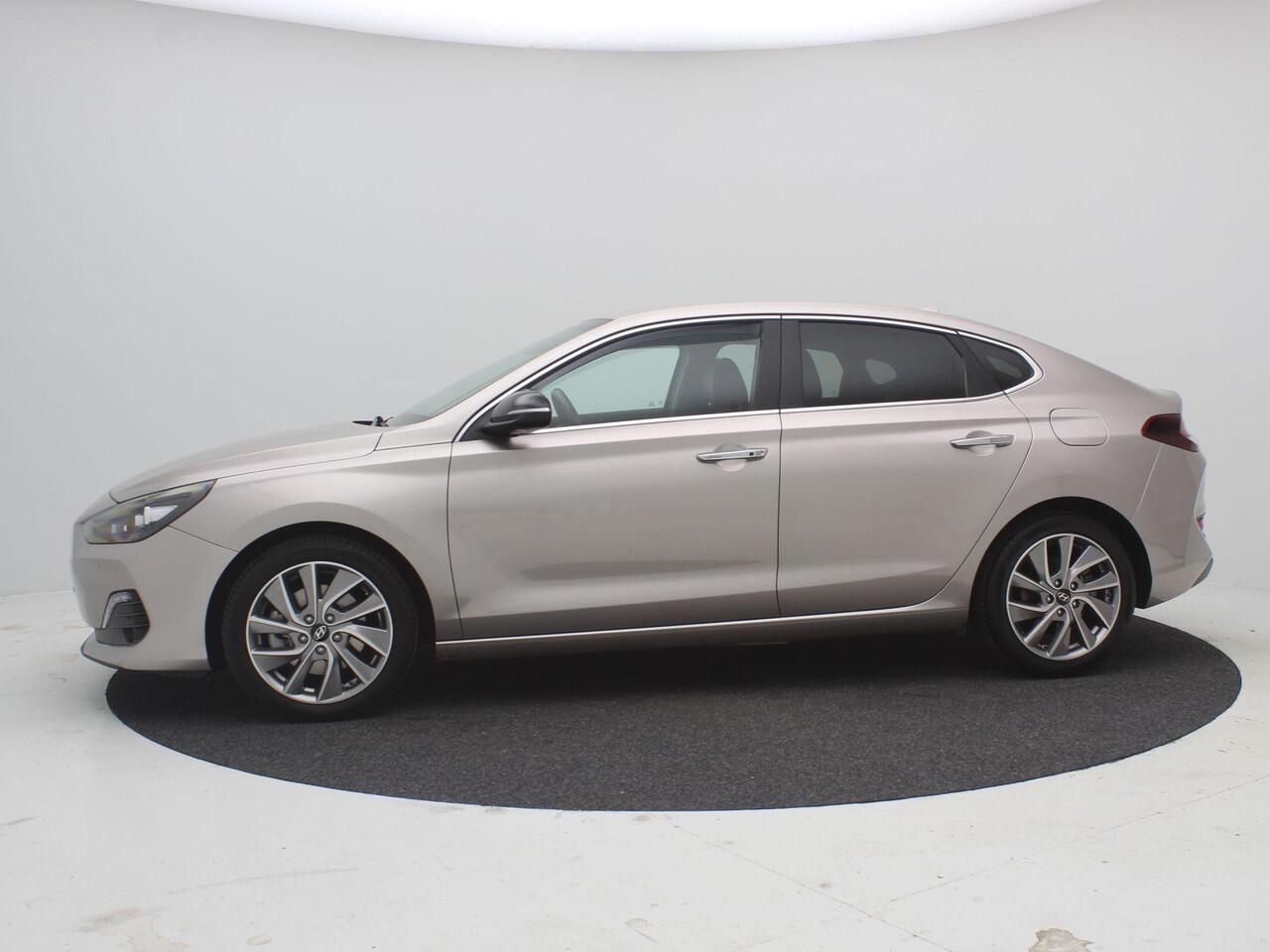 Hyundai I 30 Fastback 1.4 T-GDI 140PK Premium / Navigatie / Cruise Control / 17" LMV / Airco Climate Control / Keyless Entry & Start&Go / Dealer onderhouden / LED /