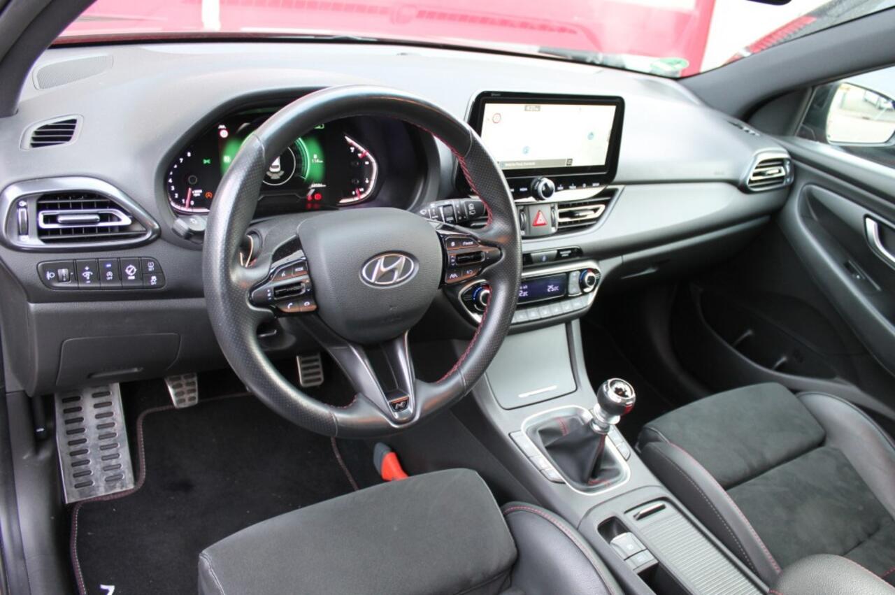 Hyundai I 30 1.5 T-GDI MHEV NLINE **NL-auto** winterbanden set