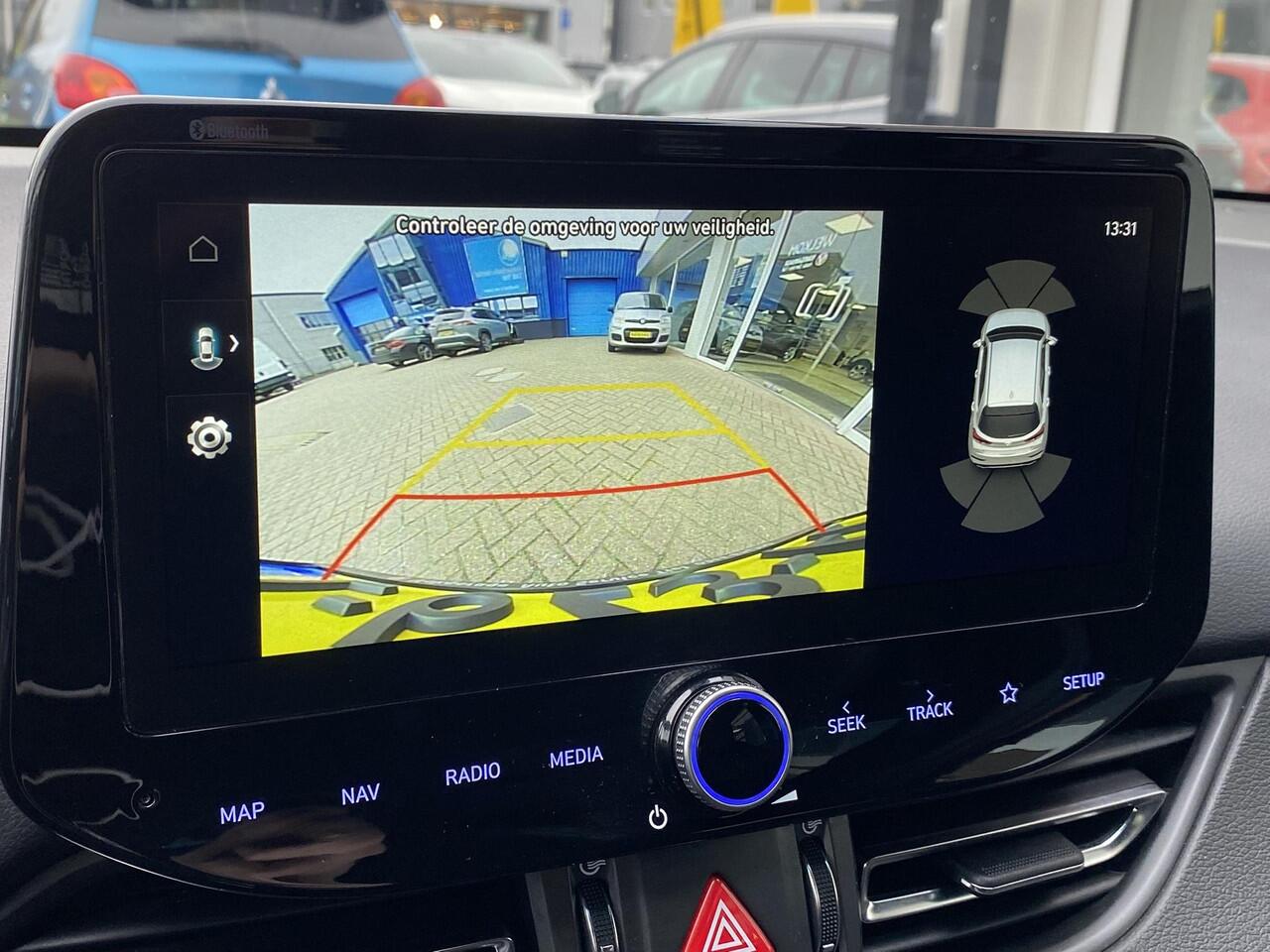 Hyundai I 30 Fastback 1.5 T-GDi MHEV N Line Stoelverwarming, navigatie Apple CarPlay/Android Auto, suède interieur, achteruitrij camera, cruise control, boekjes compleet!