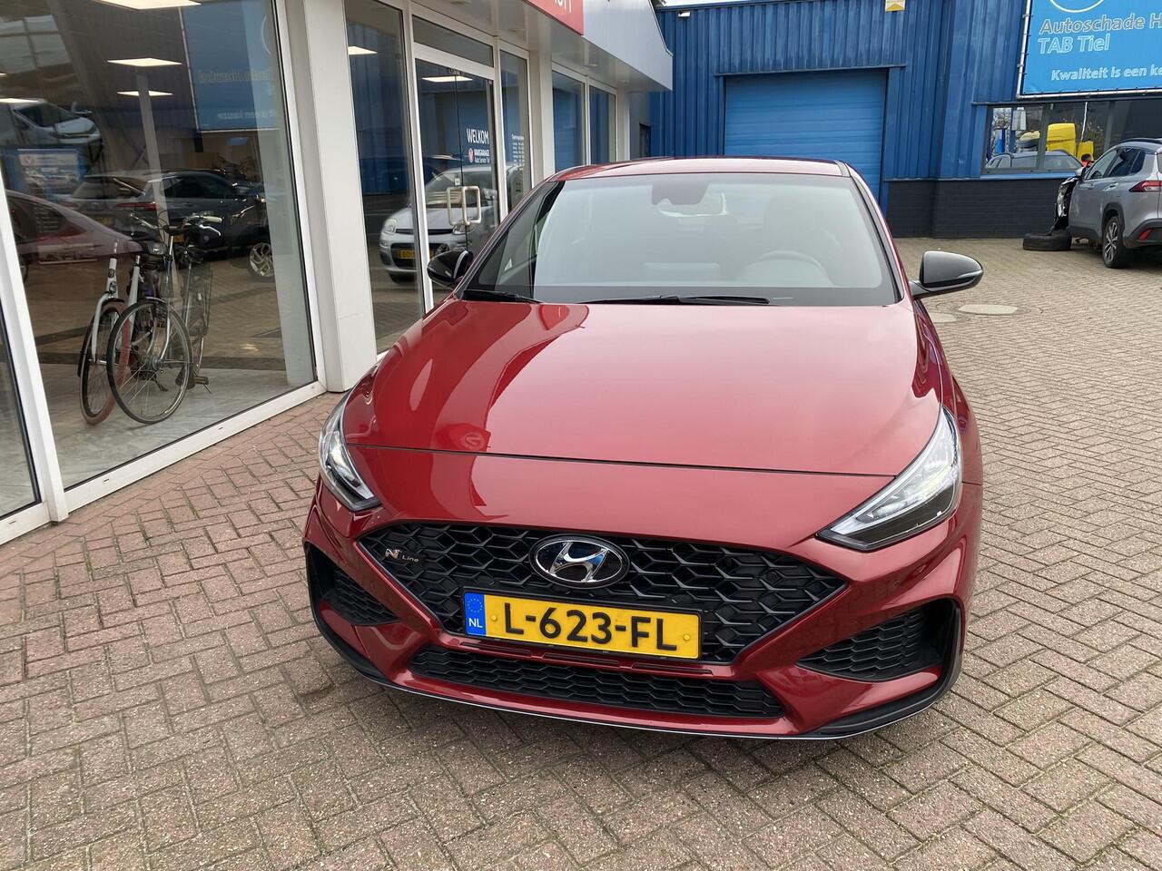 Hyundai I 30 Fastback 1.5 T-GDi MHEV N Line Stoelverwarming, navigatie Apple CarPlay/Android Auto, suède interieur, achteruitrij camera, cruise control, boekjes compleet!