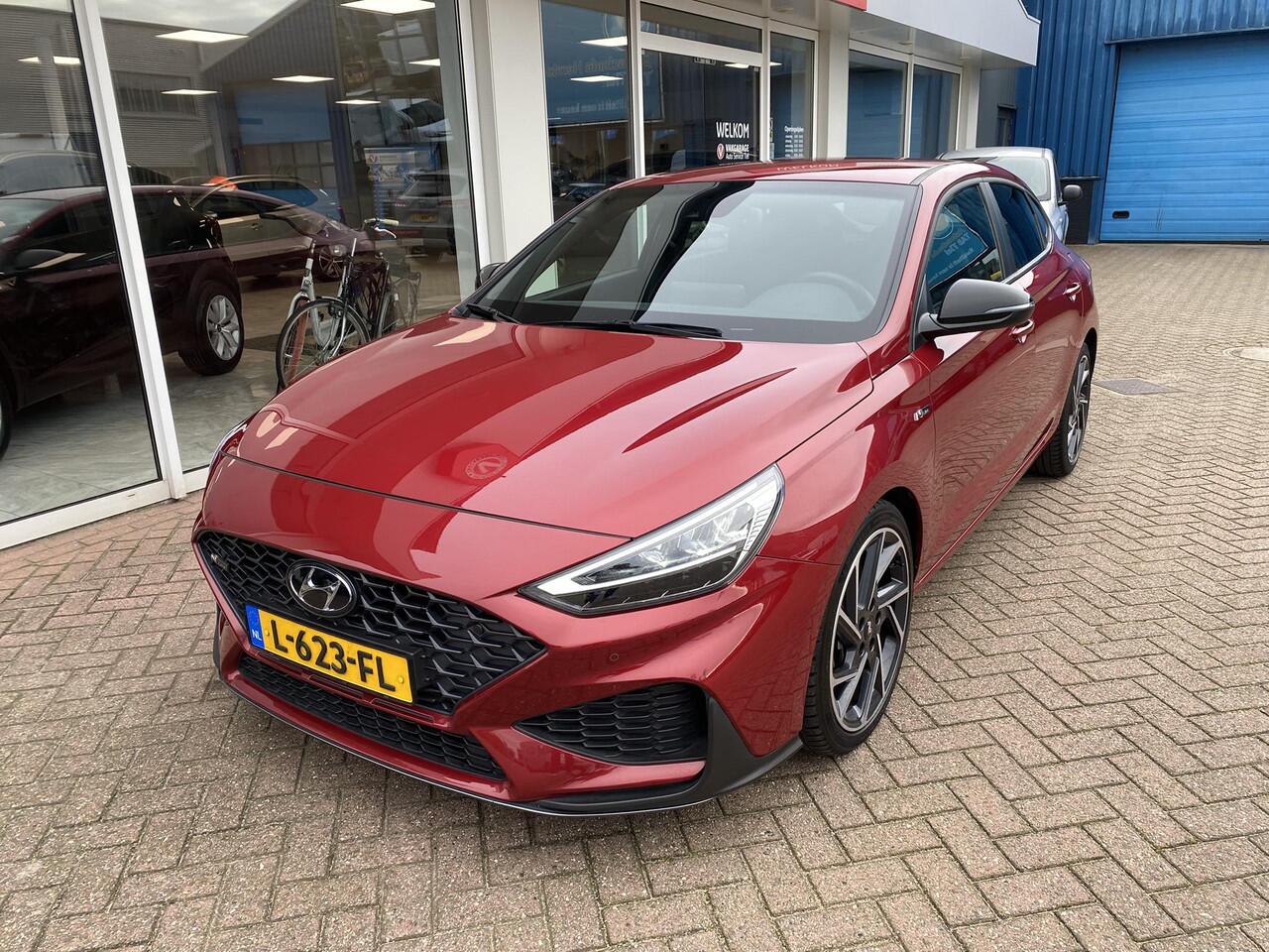Hyundai I 30 Fastback 1.5 T-GDi MHEV N Line Stoelverwarming, navigatie Apple CarPlay/Android Auto, suède interieur, achteruitrij camera, cruise control, boekjes compleet!