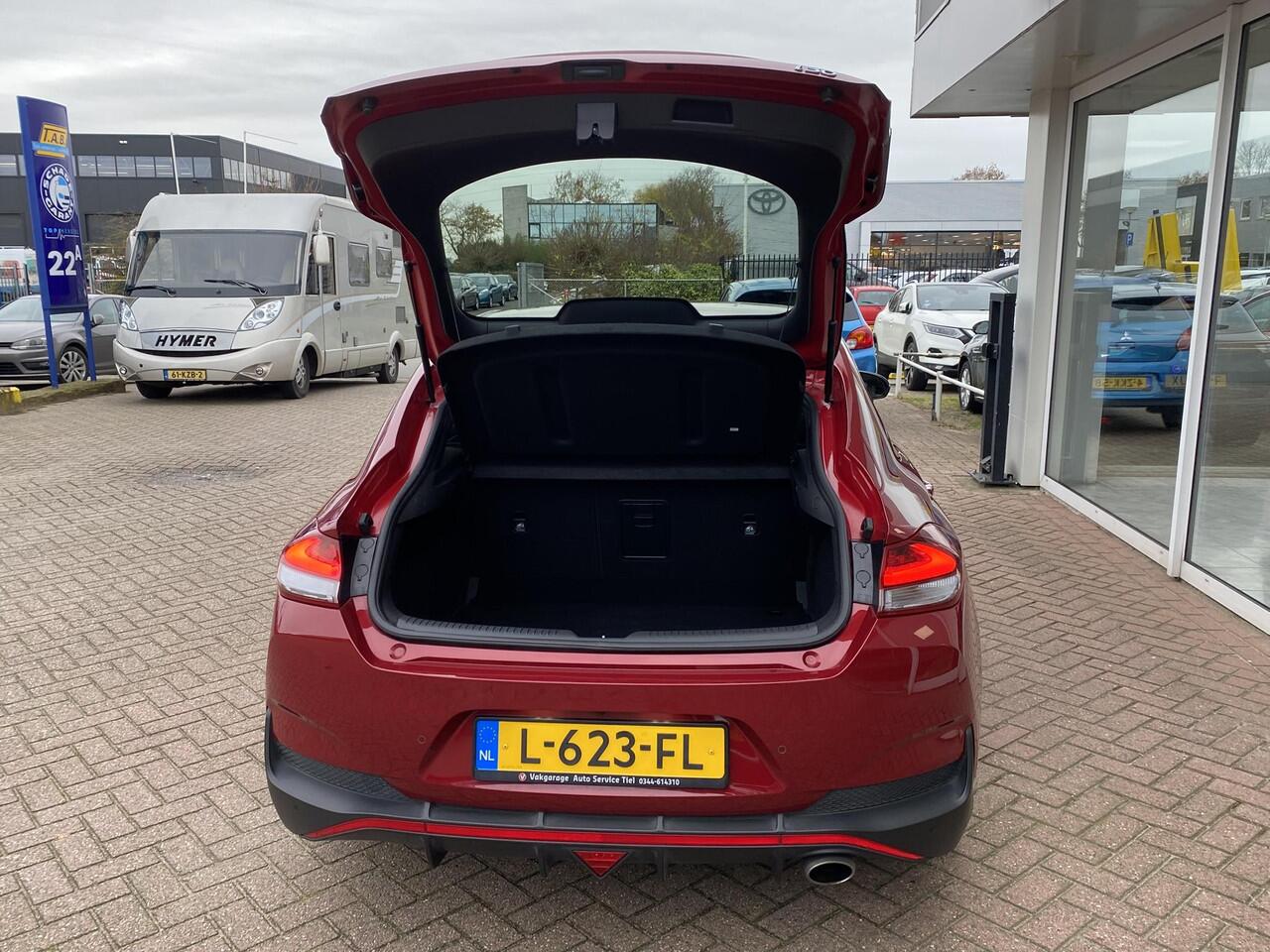 Hyundai I 30 Fastback 1.5 T-GDi MHEV N Line Stoelverwarming, navigatie Apple CarPlay/Android Auto, suède interieur, achteruitrij camera, cruise control, boekjes compleet!