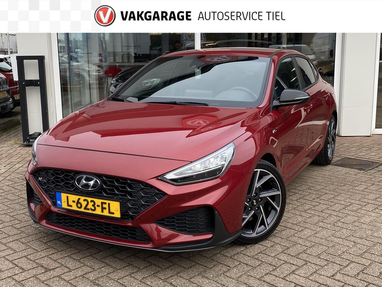 Hyundai I 30 Fastback 1.5 T-GDi MHEV N Line Stoelverwarming, navigatie Apple CarPlay/Android Auto, suède interieur, achteruitrij camera, cruise control, boekjes compleet!