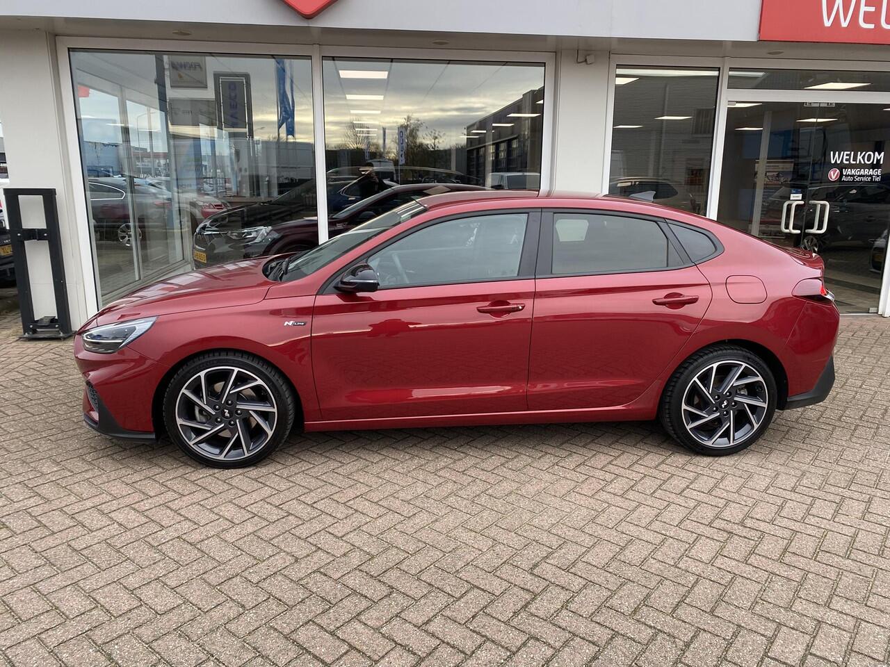 Hyundai I 30 Fastback 1.5 T-GDi MHEV N Line Stoelverwarming, navigatie Apple CarPlay/Android Auto, suède interieur, achteruitrij camera, cruise control, boekjes compleet!