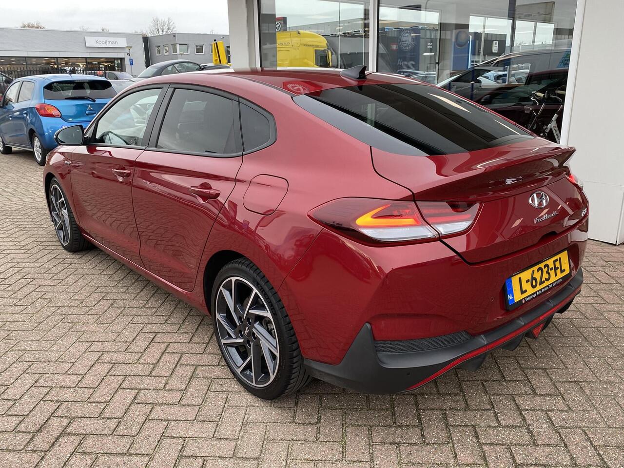Hyundai I 30 Fastback 1.5 T-GDi MHEV N Line Stoelverwarming, navigatie Apple CarPlay/Android Auto, suède interieur, achteruitrij camera, cruise control, boekjes compleet!