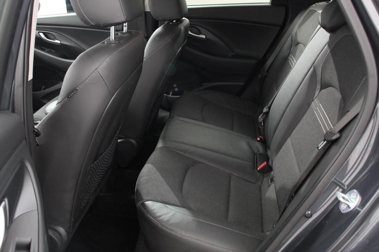 Hyundai I 30 Wagon 1.0 T-GDi 120 Pk Essential Navigatie Apple Carplay/Android Auto Climate Control Camera Afneembare Trekhaak Lane Assist Privacy Glass Keyless Go