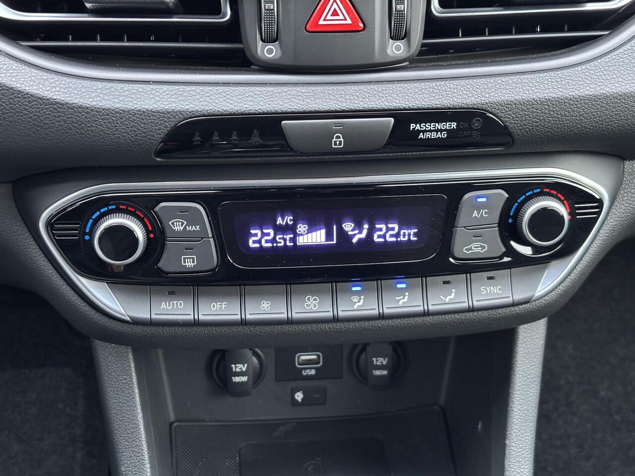 Hyundai I 30 Wagon 1.0 T-GDi MHEV Comfort Smart 30th Edition / Fabrieksgarantie tot 08-2027 / Dealer onderhouden / Navigatie / Stuur- en stoelverwarming / Achteruitrijcamera / Apple Carplay Android / 17" LM wielen /