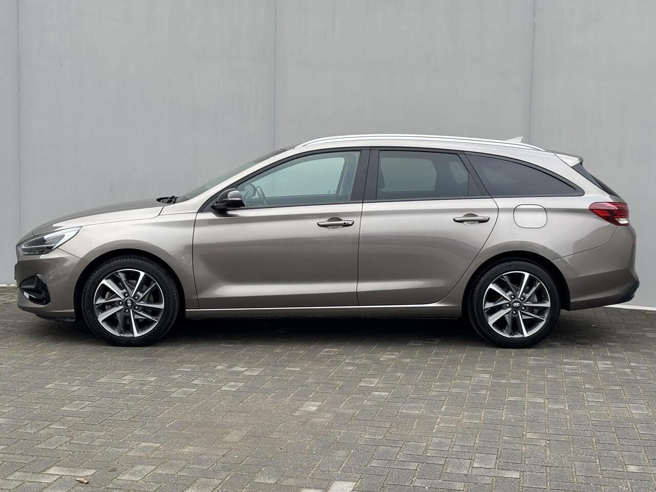 Hyundai I 30 Wagon 1.0 T-GDi MHEV Comfort Smart 30th Edition / Fabrieksgarantie tot 08-2027 / Dealer onderhouden / Navigatie / Stuur- en stoelverwarming / Achteruitrijcamera / Apple Carplay Android / 17" LM wielen /