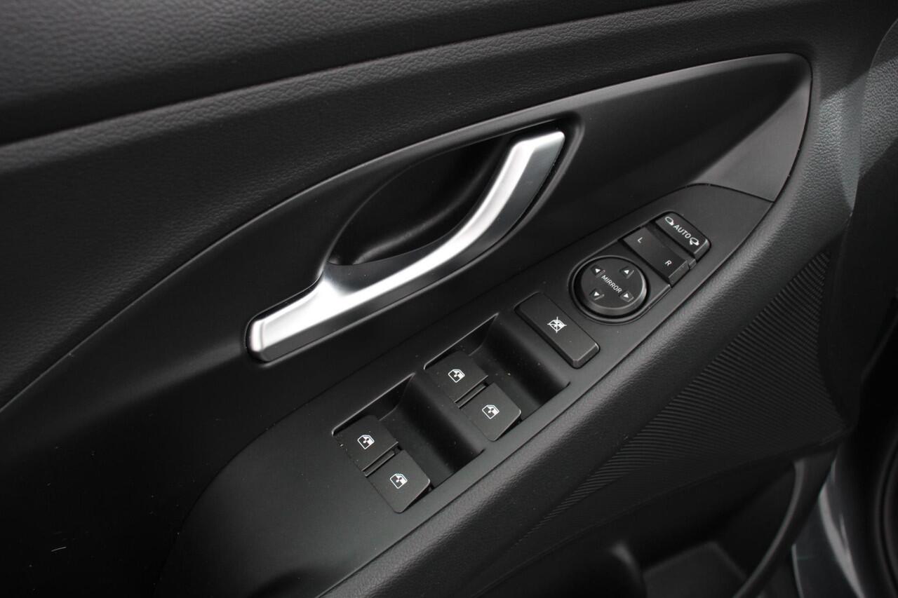 Hyundai I 30 Wagon 1.0 T-GDi 120 Pk Essential | Navigatie | Apple Carplay/Android Auto | Climate Control | Camera | Afneembare Trekhaak | Lane Assist | Privacy Glass | Keyless Start