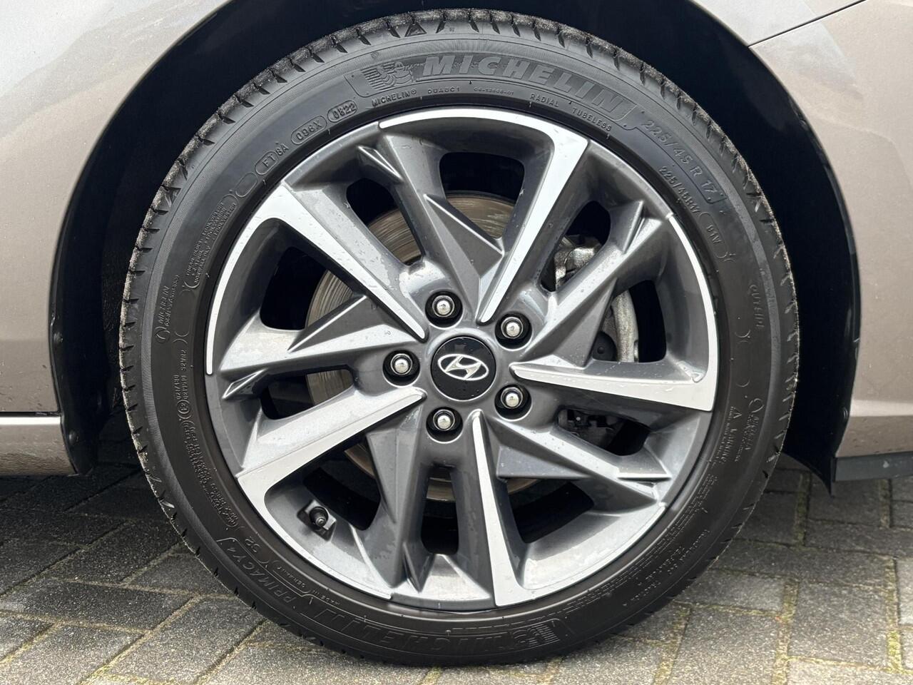 Hyundai I 30 Wagon 1.0 T-GDi MHEV Comfort Smart 30th Edition / Fabrieksgarantie tot 08-2027 / Dealer onderhouden / Navigatie / Stuur- en stoelverwarming / Achteruitrijcamera / Apple Carplay Android / 17" LM wielen /