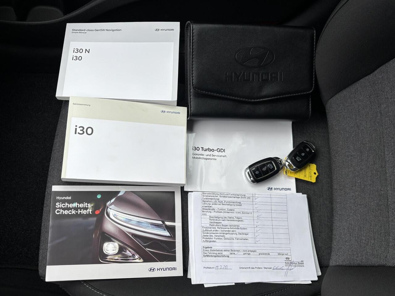 Hyundai I 30 Wagon 1.0 T-GDi MHEV Comfort Smart 30th Edition / Fabrieksgarantie tot 08-2027 / Dealer onderhouden / Navigatie / Stuur- en stoelverwarming / Achteruitrijcamera / Apple Carplay Android / 17" LM wielen /