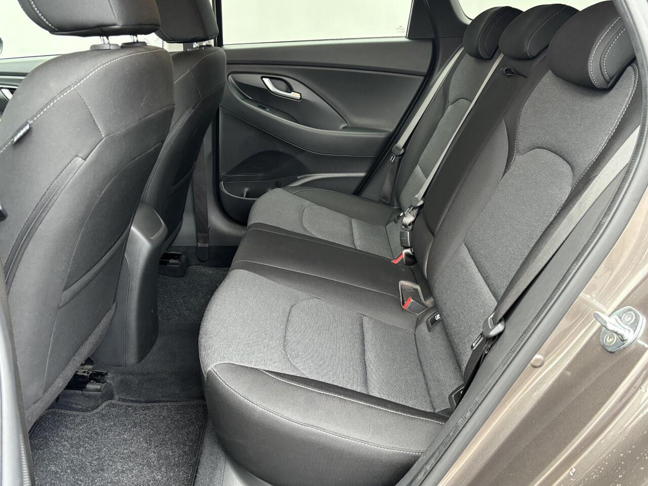 Hyundai I 30 Wagon 1.0 T-GDi MHEV Comfort Smart 30th Edition / Fabrieksgarantie tot 08-2027 / Dealer onderhouden / Navigatie / Stuur- en stoelverwarming / Achteruitrijcamera / Apple Carplay Android / 17" LM wielen /