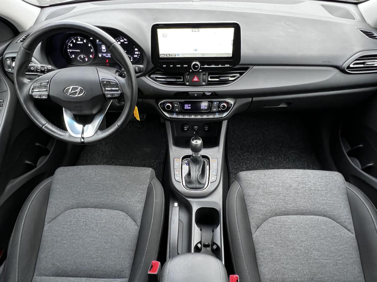 Hyundai I 30 Wagon 1.0 T-GDi MHEV Comfort Smart Automaat / Goed onderhouden / Navigatie / Stuur- en stoelverwarming / Camera / Climate Control / apple Carplay Android / 17" LM wielen met All Season banden /