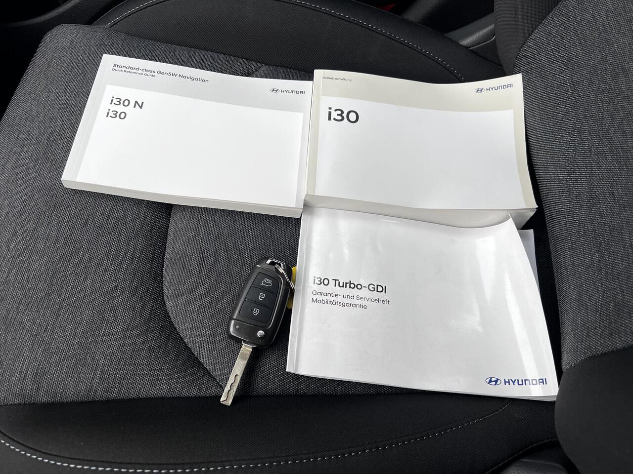 Hyundai I 30 Wagon 1.0 T-GDi MHEV Comfort Smart Automaat / Goed onderhouden / Navigatie / Stuur- en stoelverwarming / Camera / Climate Control / apple Carplay Android / 17" LM wielen met All Season banden /